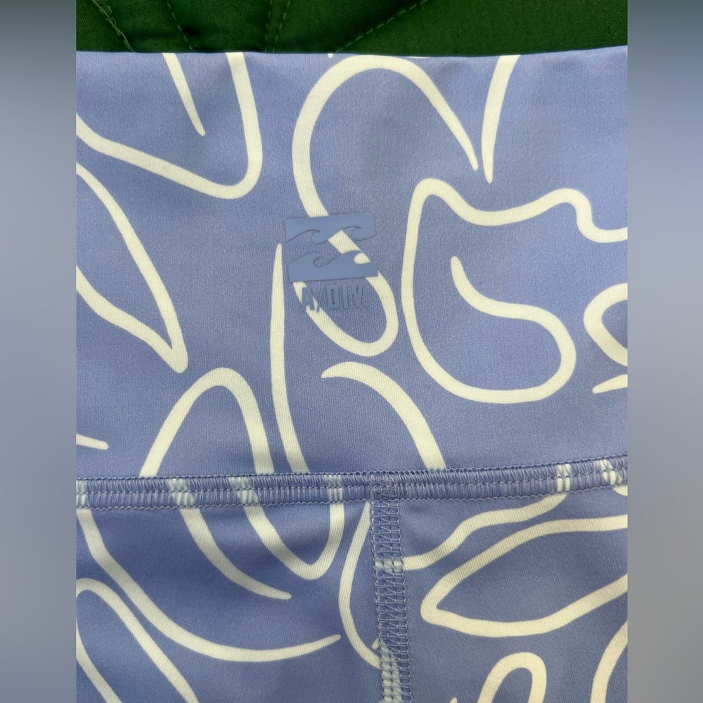 Brand new, NWOT Billabong A / DIV surf leggings. Color: blue floral print - Picture 7 of 8